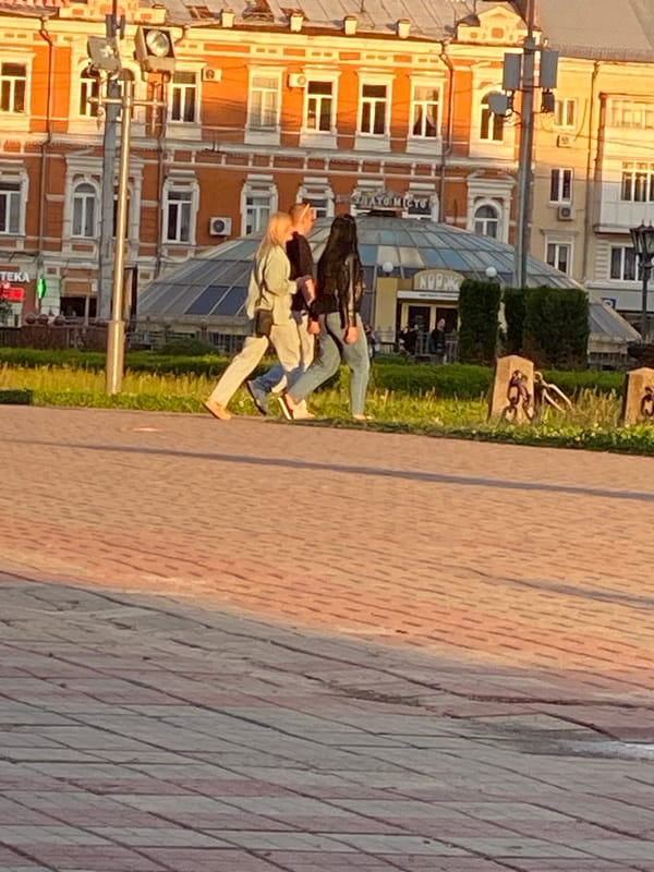 Golden hour park life captured across Poltava, Ukraine