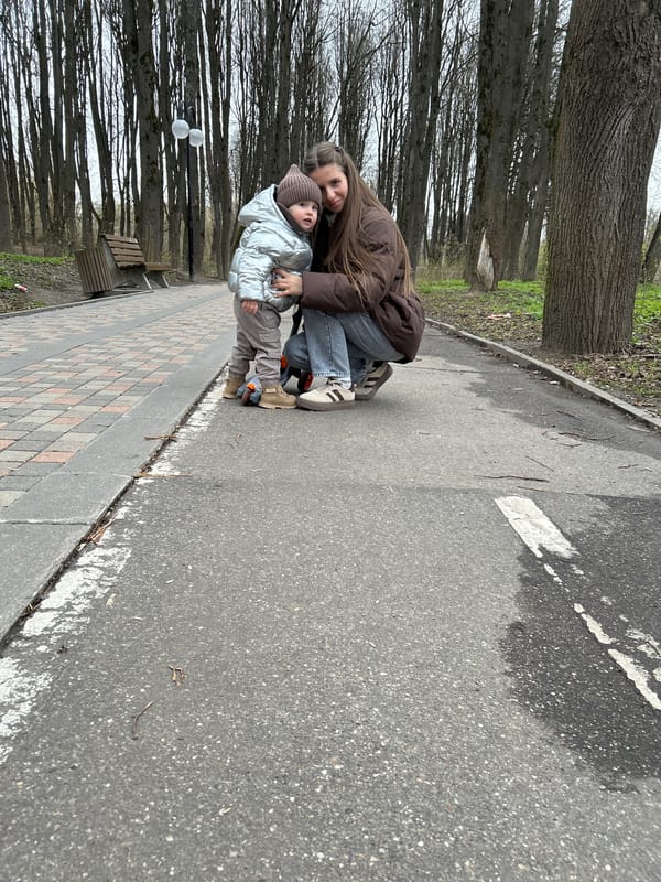 Ordinary afternoon moments captured in Klin park, Russia