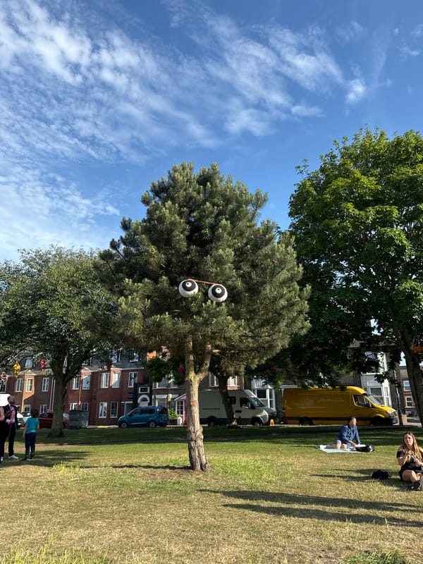 Street performer draws crowd in decorated Great Yarmouth park