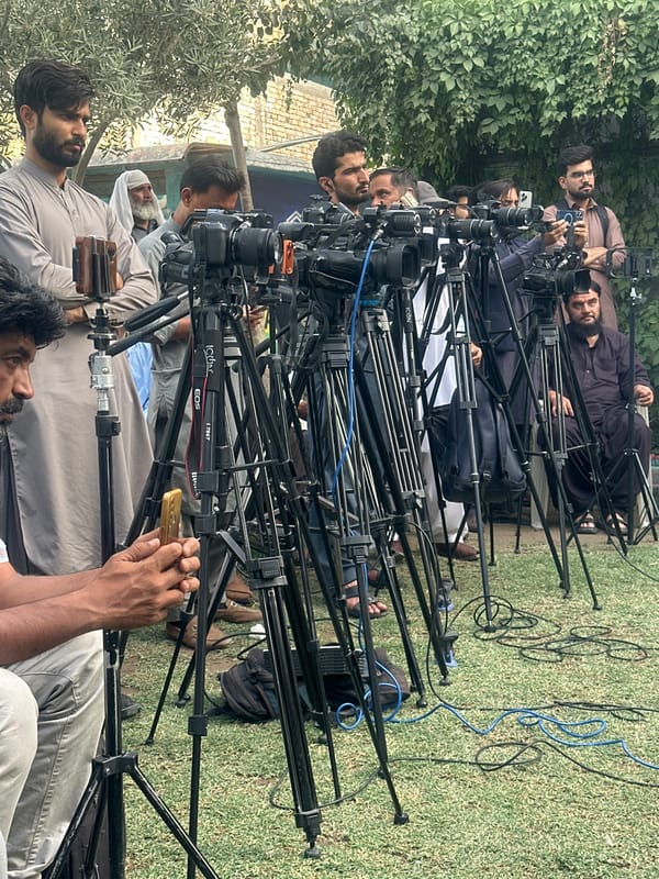 Outdoor press conference draws media crews in Quetta