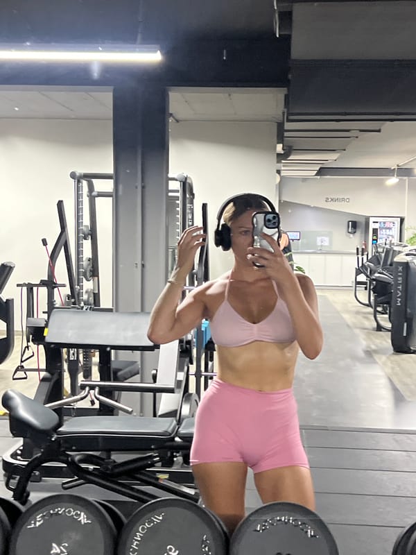 Gym selfie session in pink workout gear, Teising