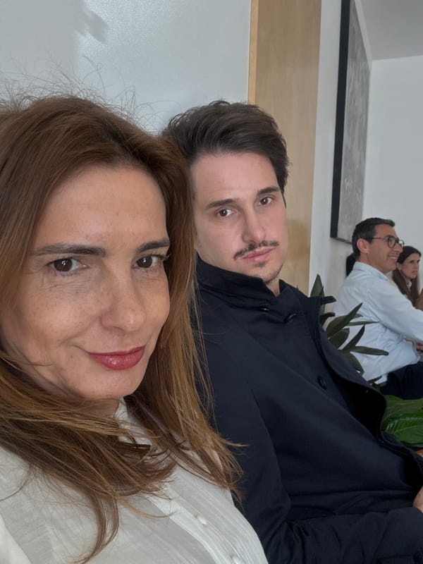 Personal belongings and people photographed indoors in Torres Vedras