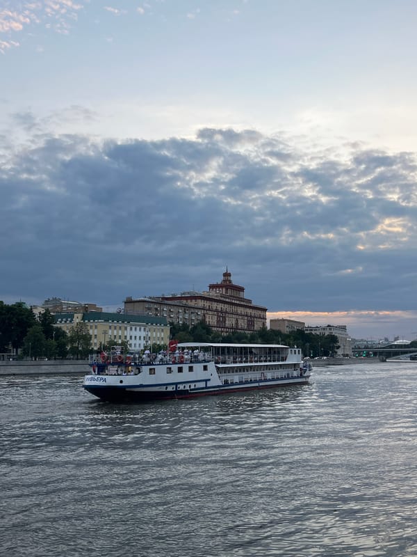 Dusk cruise on the Moskva River with food stops along the way