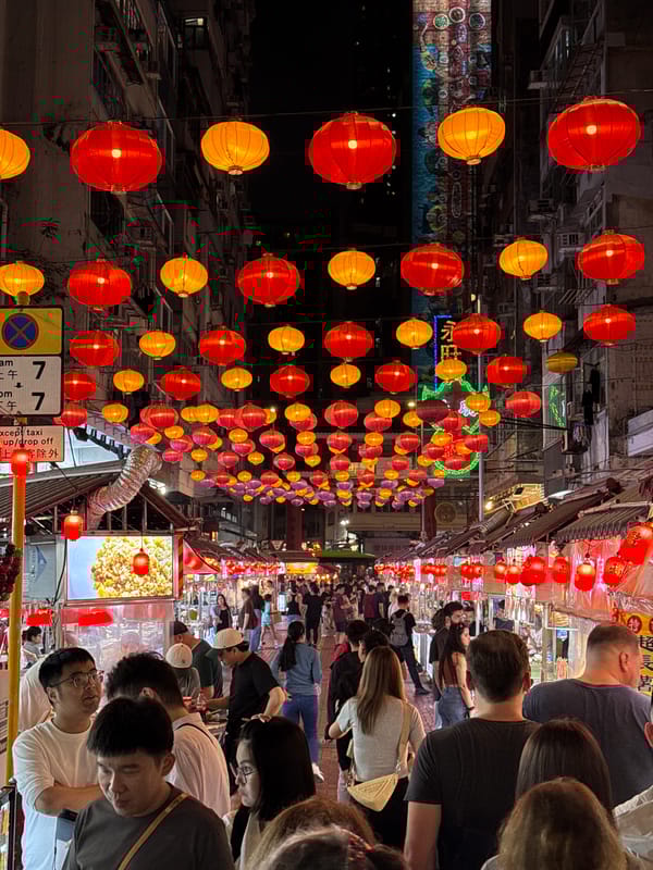 Lantern festival draws crowds to Hong Kong street market