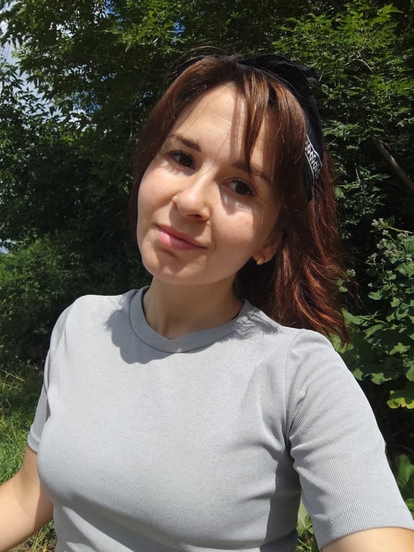 Summer afternoon portraits and hydrangeas in rural Russia
