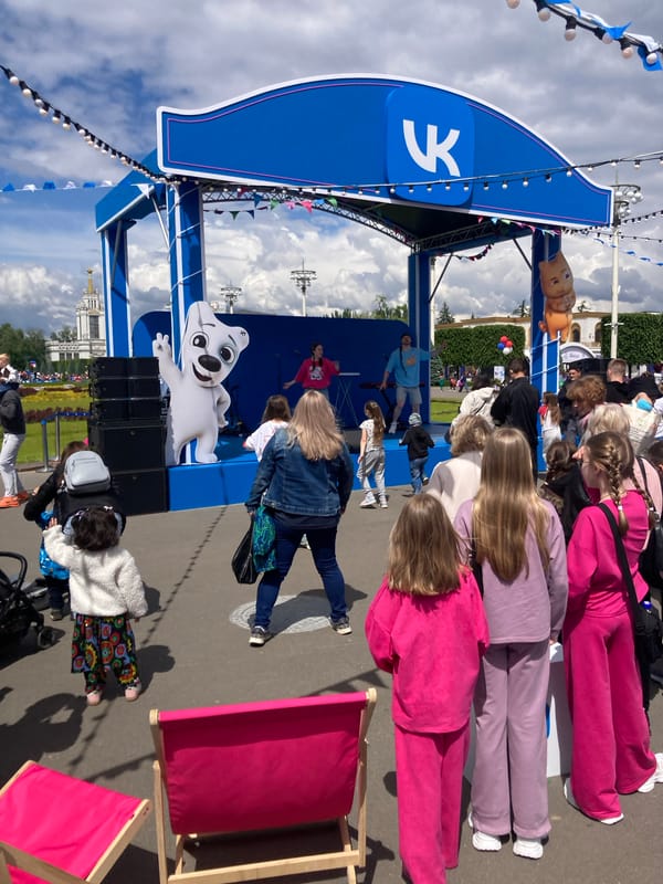 Crowds gather at Moscow's VDNKh exhibition center during morning event