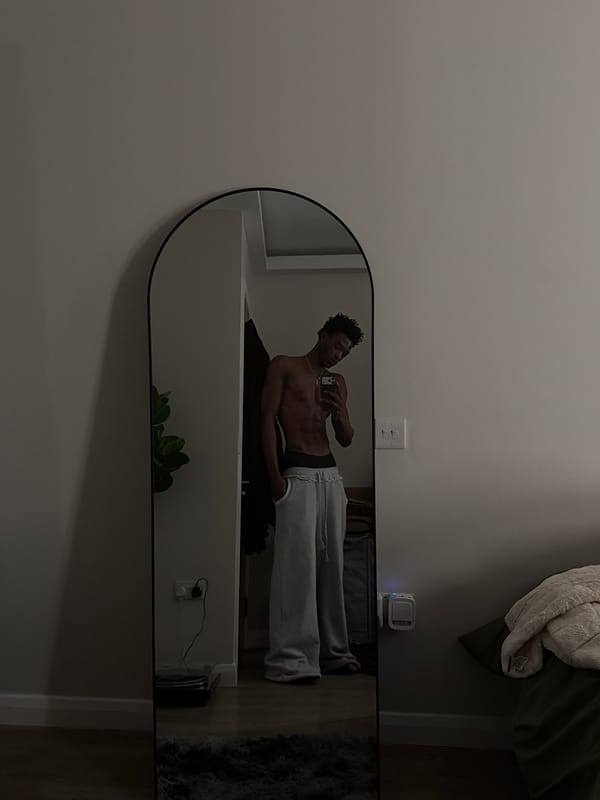 Man takes mirror selfie in London bedroom