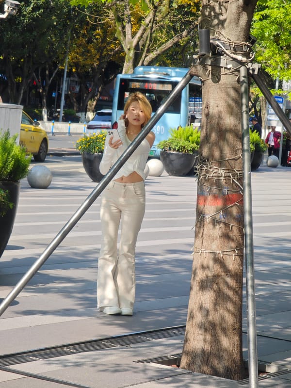 Morning scenes captured across busy Yuzhong District commercial areas