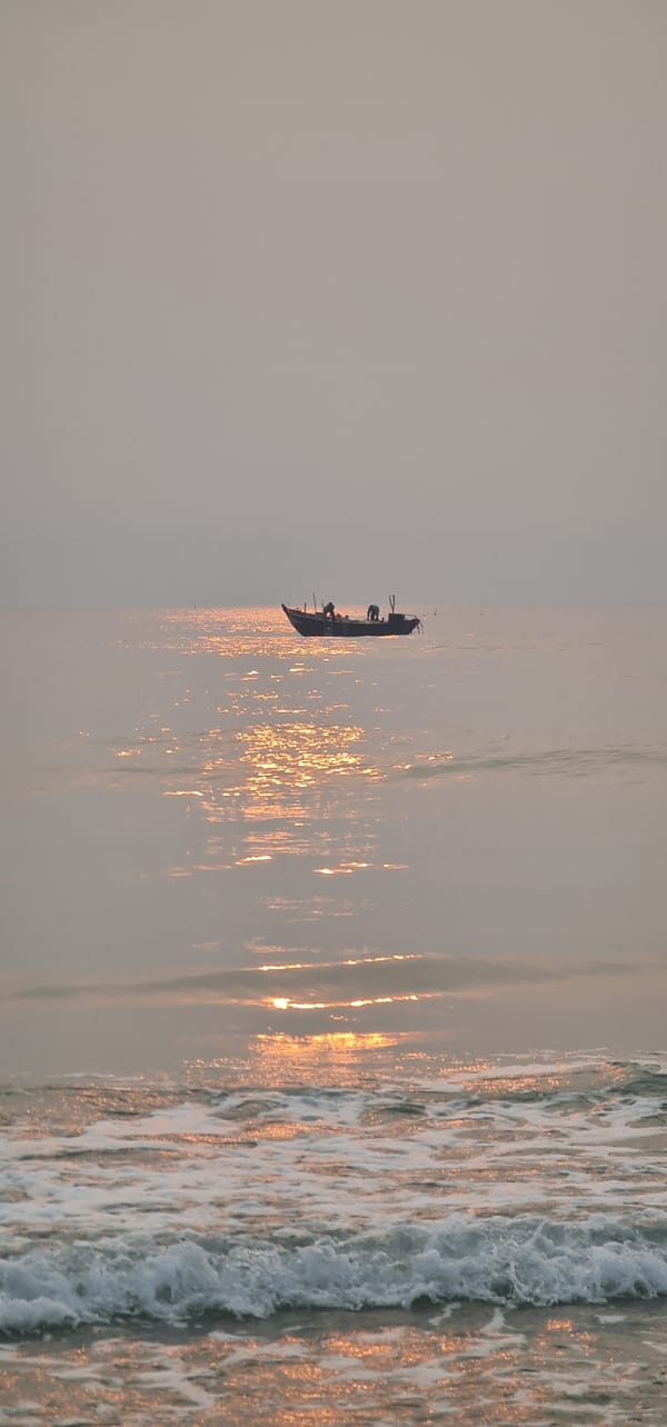 Evening jogger spotted on Đà Nẵng beach at sunset