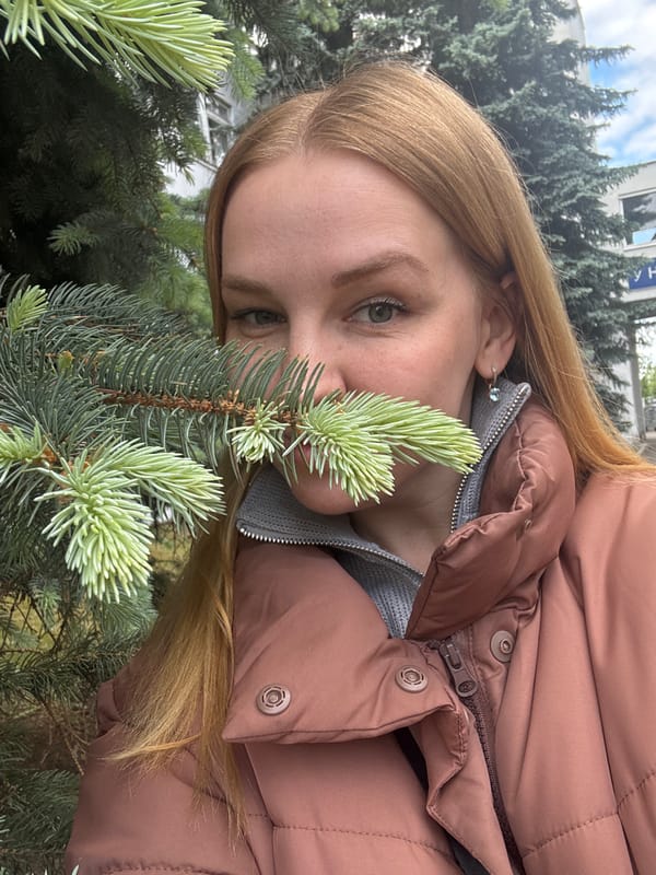 Woman photographed outdoors in Rusanovo amid spring weather