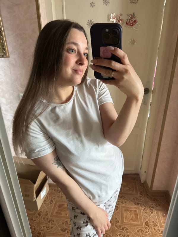 White peonies and mirror selfies at home in Yaroslavka