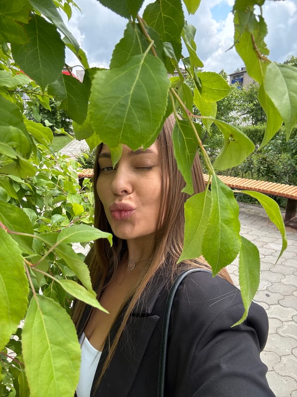 Photo session in Chernushka park among green foliage