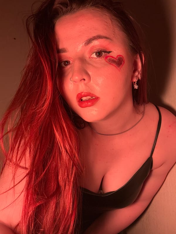 Red-haired woman with heart makeup spotted in Izhevsk