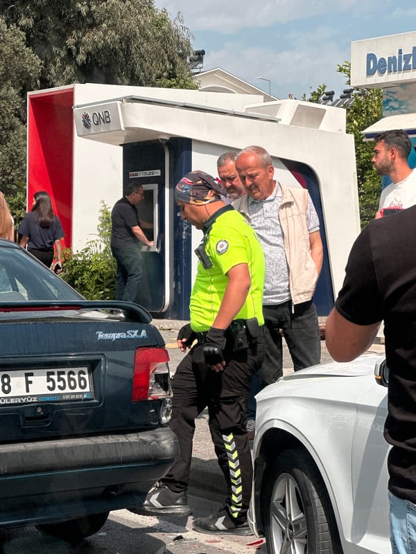 Minor fender-bender disrupts traffic in Fethiye, Turkey