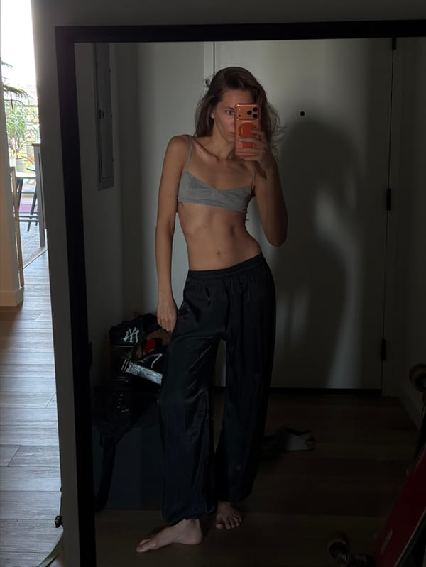 Woman takes mirror selfie in Fort Lauderdale fitness space