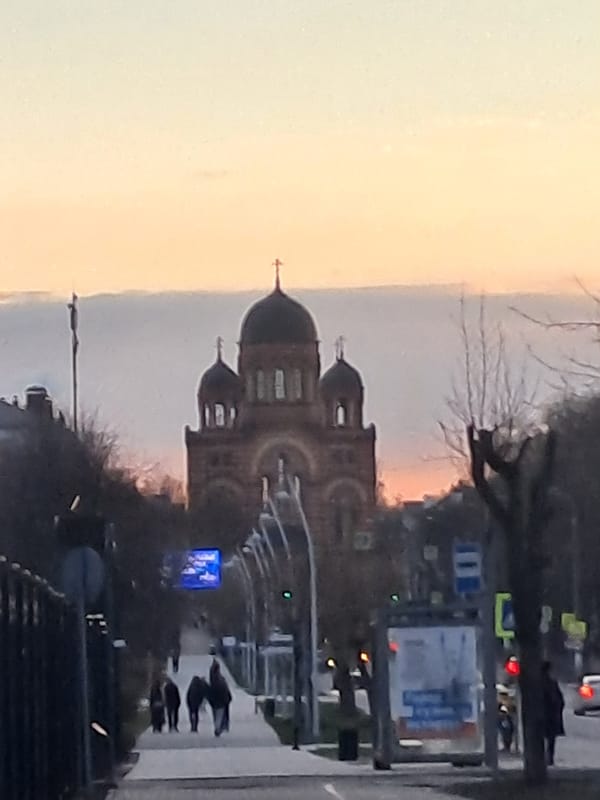Evening walk captures Elektrostal memorials and Orthodox church