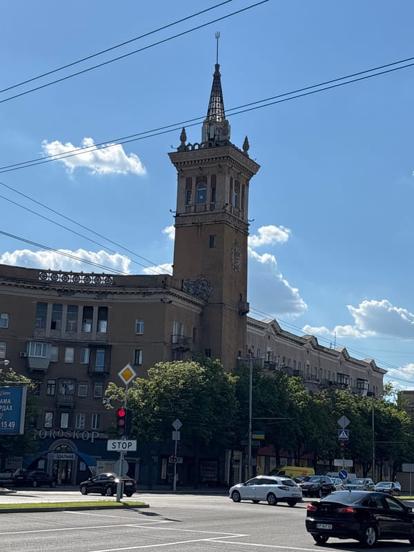Afternoon stroll through a Ukrainian city: streets, gardens, and animals