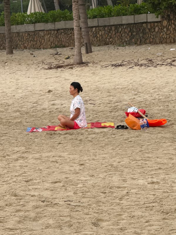Early morning beach gathering observed in Đà Nẵng, Vietnam