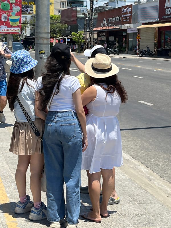 Morning scenes of daily life captured across Đà Nẵng beaches