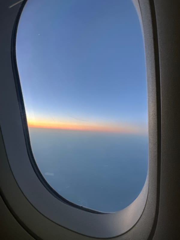 Airline passenger spots rainbow phenomenon over Málaga skies
