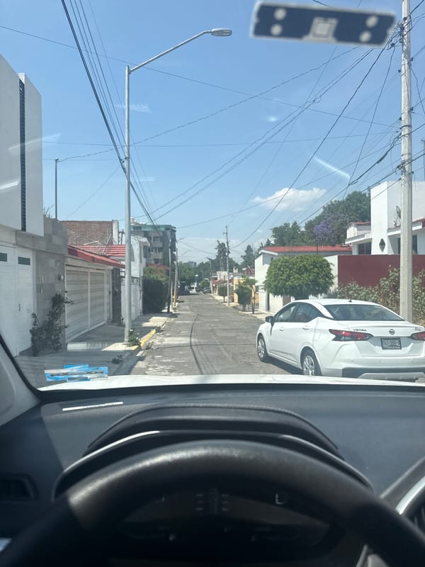 Driver travels through Puebla streets listening to music