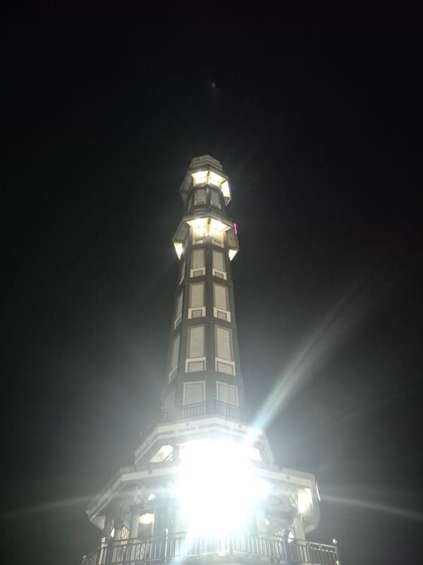 Nighttime scenes captured in Keudekruenggeukueh: illuminated minaret, food stand