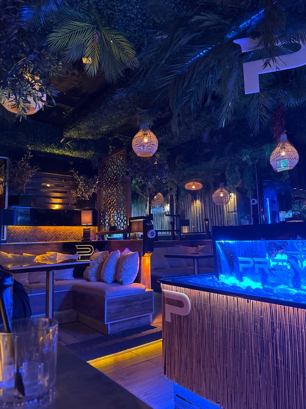 Hamburg restaurant features illuminated outdoor lounge with decorative lanterns