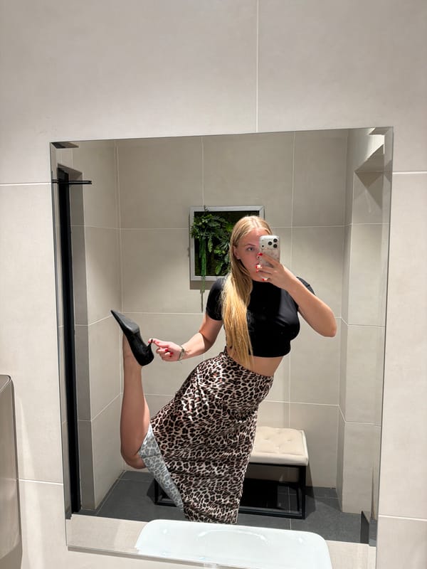 Woman Takes Multiple Mirror Selfies in Izhevsk Bathroom