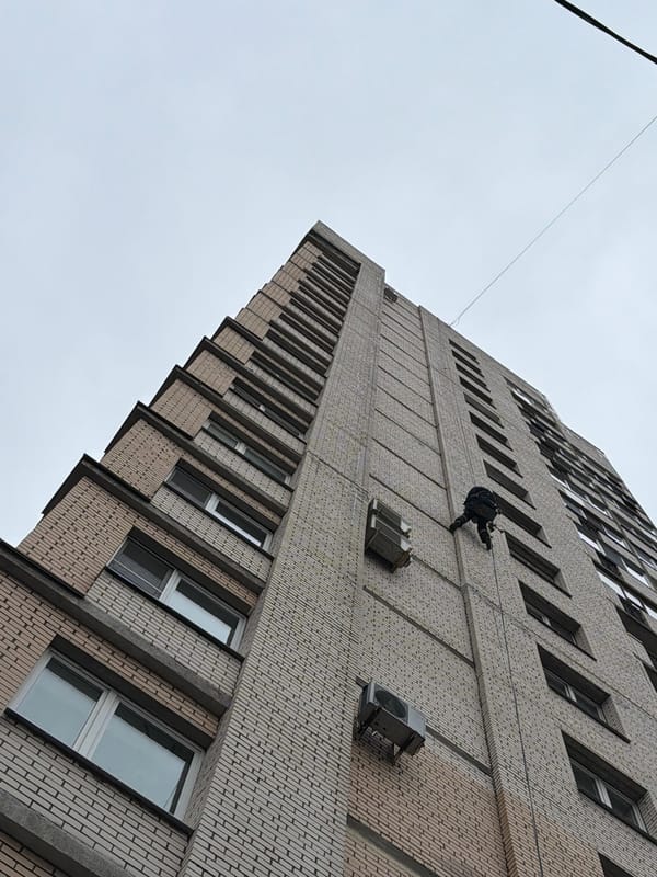 Worker rappels down building exterior in Saint Petersburg
