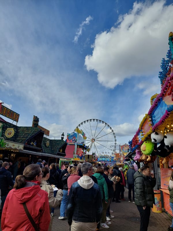 Spring crowds enjoy Bremer Freimarkt fair in Bremen
