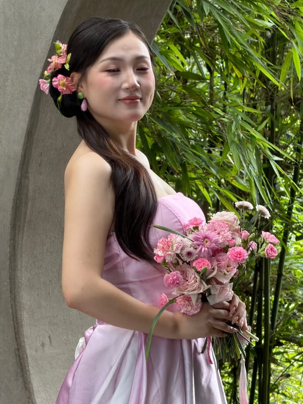 Romantic photo shoot in a Chongqing garden with koi pond backdrop