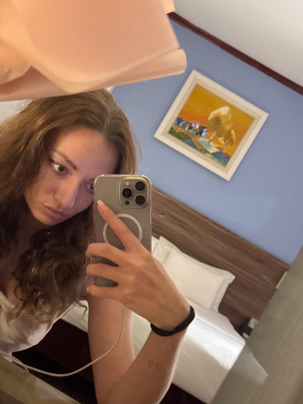Mirror selfie session in a Hà Nội hotel room