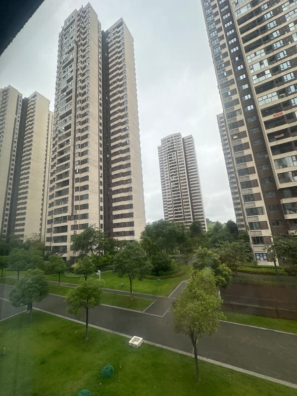 Morning scenes captured in Chongqing residential complex