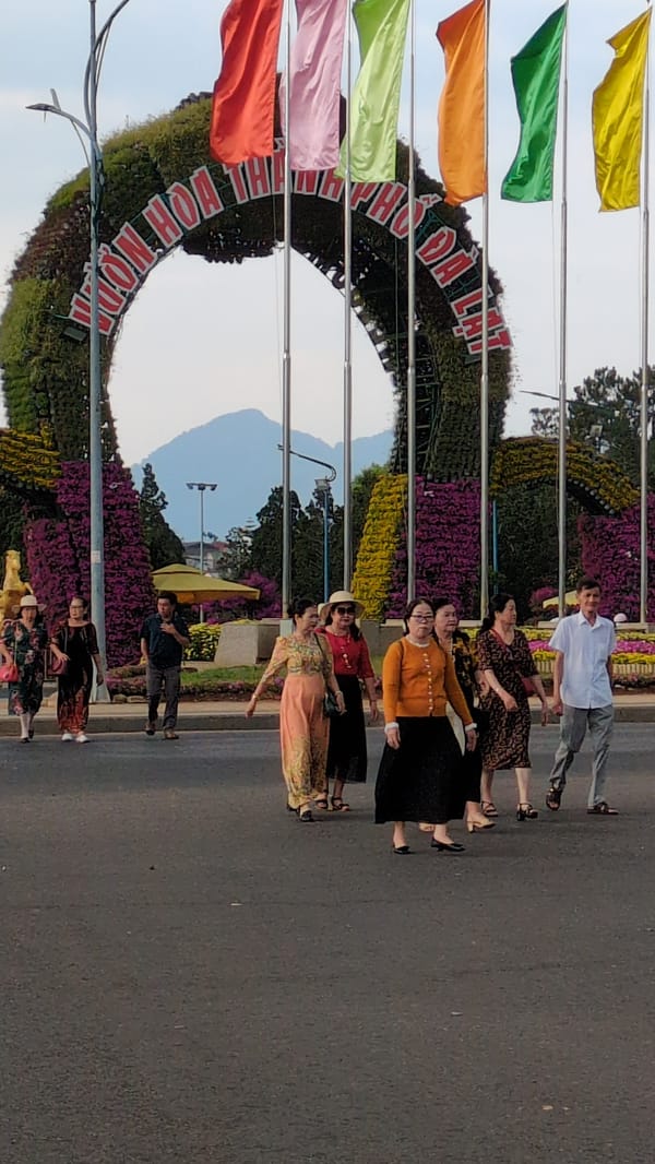 Morning visitors enjoy fishing, selfies at Da Lat's Xuan Huong Lake