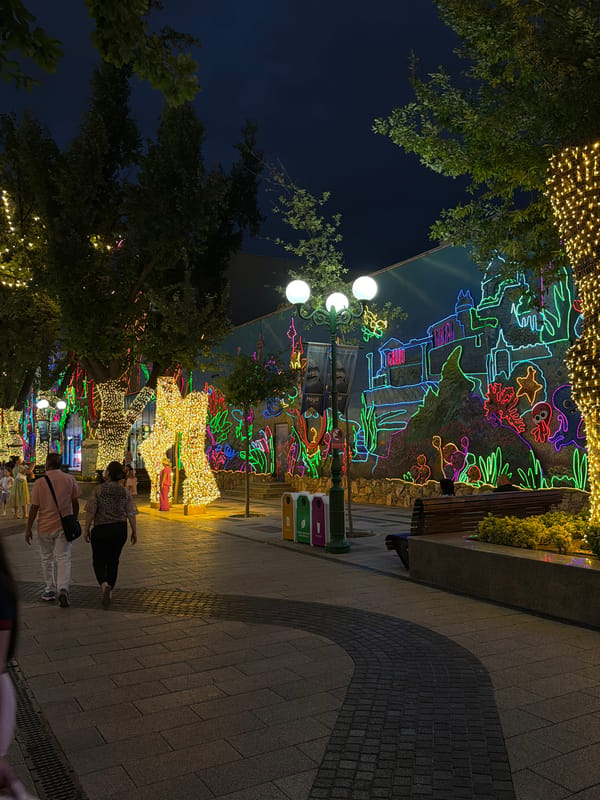 Ice cream vendor entertains customers on Tashkent street