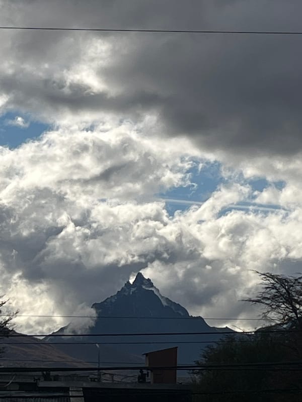 Daily life documented in Ushuaia: mountains, clouds, cat