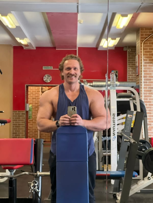Man works out, takes selfies at Saint Petersburg gym