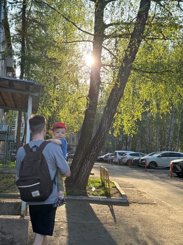 Families enjoy afternoon leisure activities in Izhevsk parks