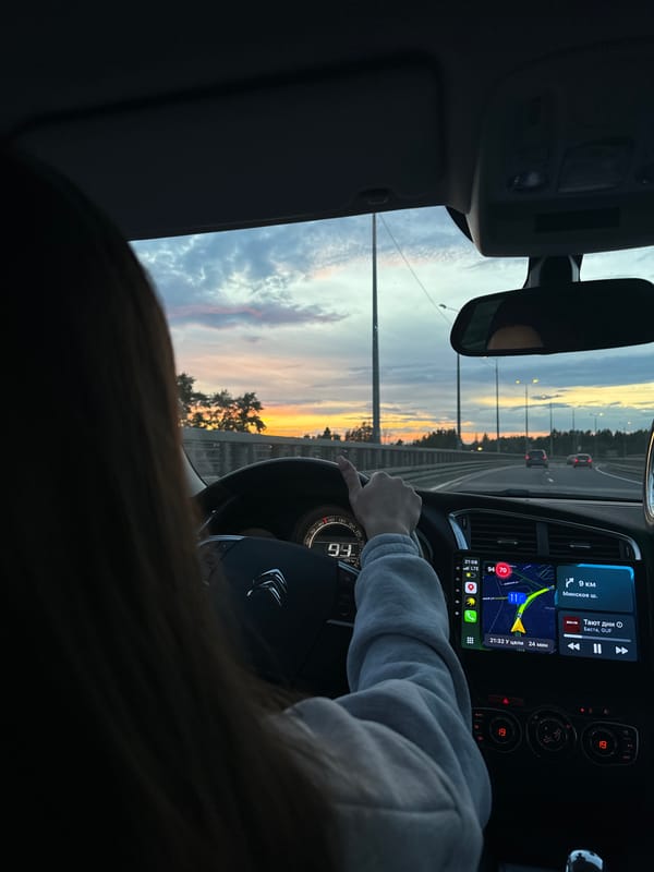 Driver travels west near Selyatino approaching Minskoye Shosse