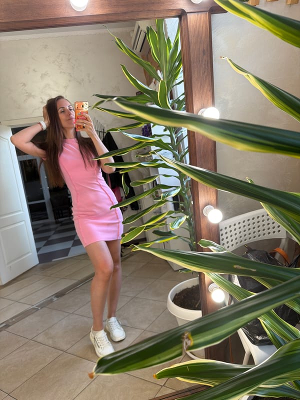 Woman documents hair salon visit with selfies in Birobidzhan