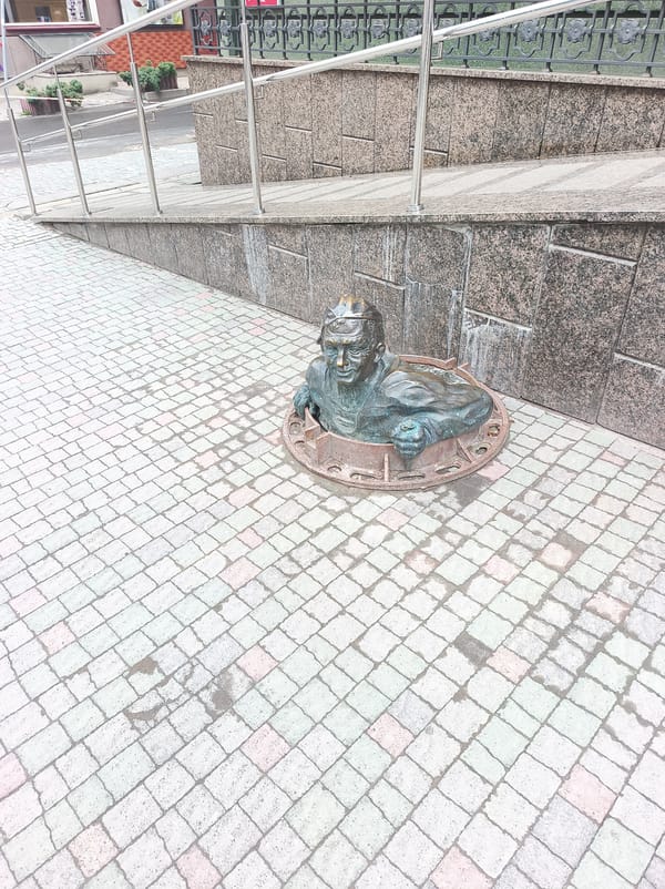 Ordinary afternoon moments captured across Ternopil city center