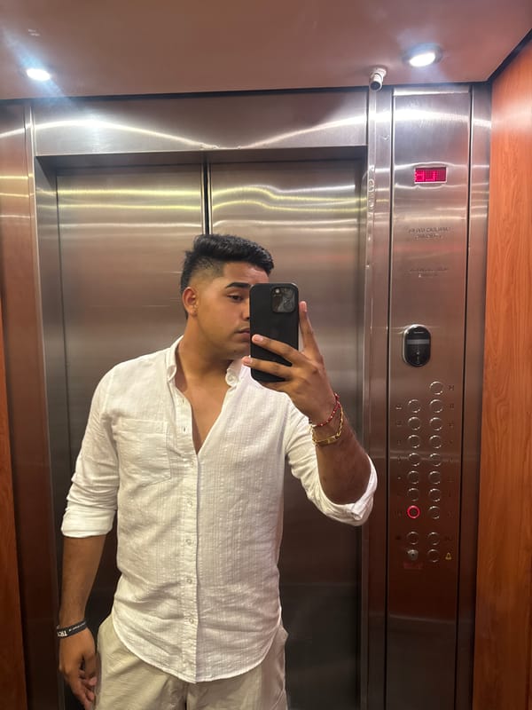 Man takes selfie in Caracas elevator at floor 8