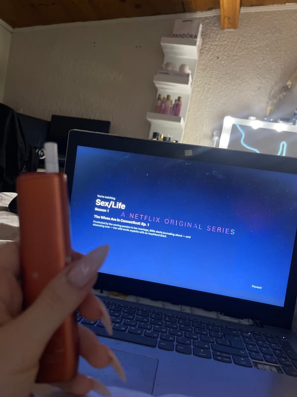 Evening vaping and laptop use documented in Razlog, Bulgaria
