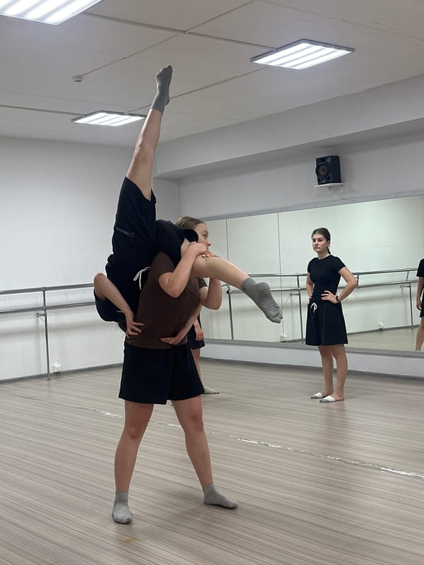 Dance practice session captured in Votkinsk studio