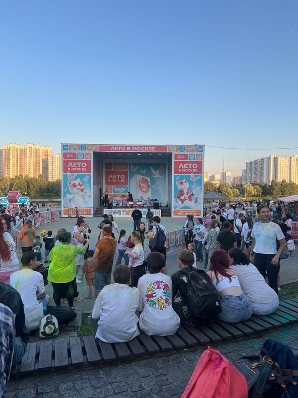 Live drumming and crowds at Moscow's Summer in Moscow festival