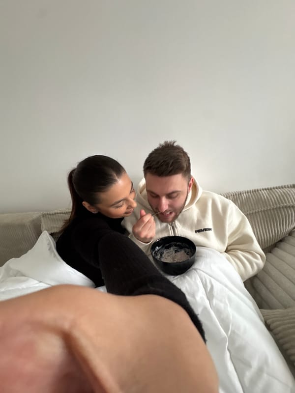 Couple shares morning meal in bed in Mönchengladbach