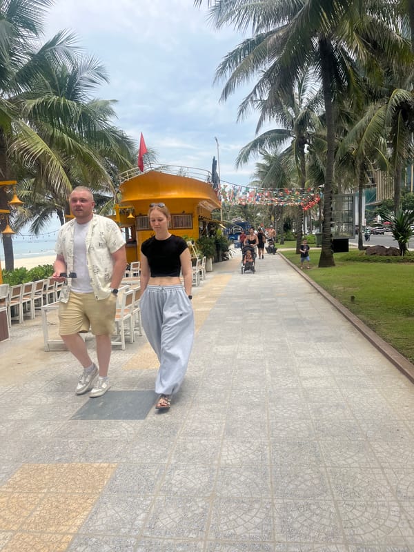 Early morning life documented across Đà Nẵng's streets and shops