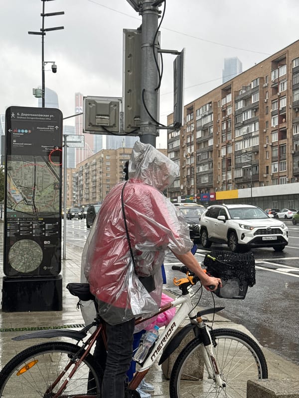 Rainy day street life near Evropeyskiy mall, Moscow
