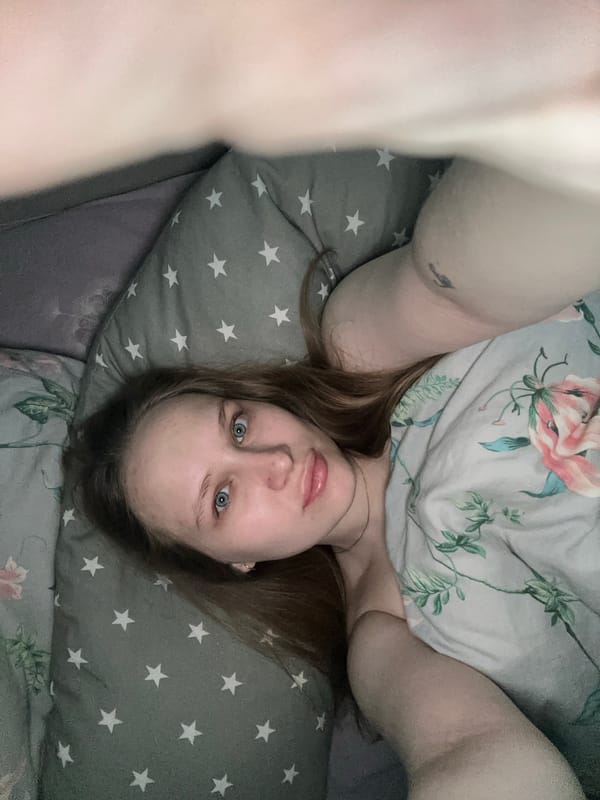 Woman photographed resting on star-patterned bedding in Chaikovsky