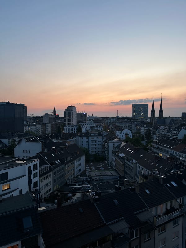 Evening documentation captures Düsseldorf cityscapes and intimate moments